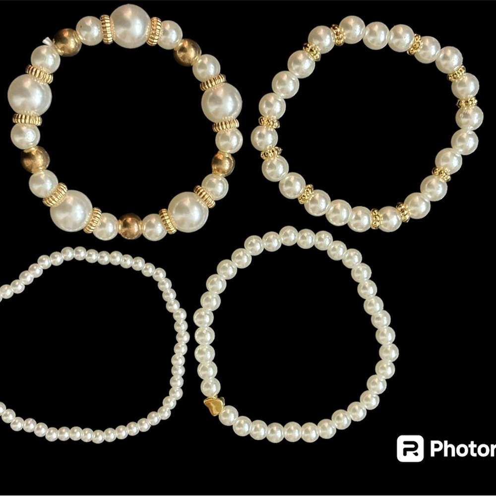 🎉Host Pick🎉 Pretty Set of 4 stretch pearl bracelets. Gold accents. NWT - Picture 3 of 4